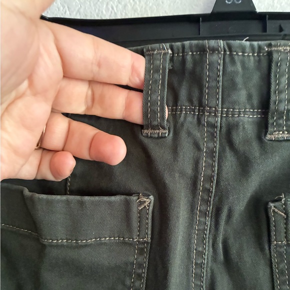 Hollister Women's Boyshort Low Rise Olive Shorts 3 - Picture 7 of 13